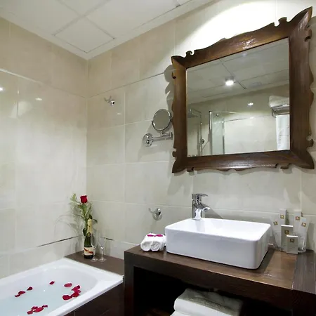 Hotel Moon Dreams - Adults Recommended