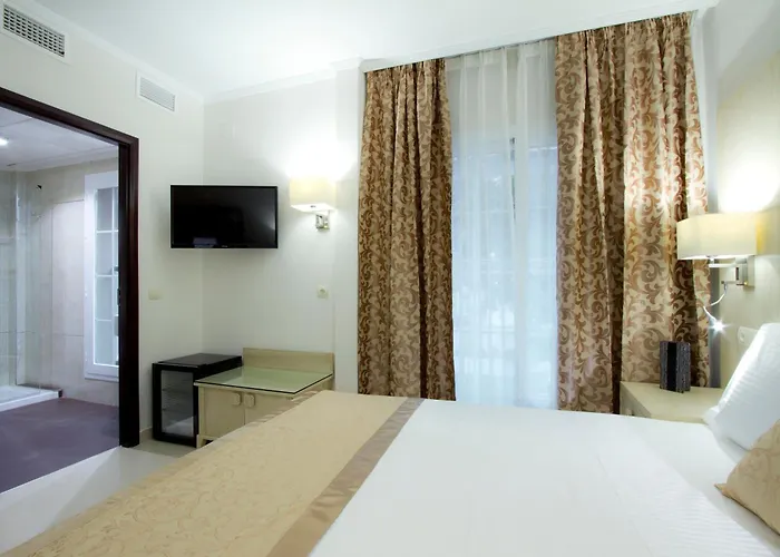 Hotel Moon Dreams - Adults Recommended