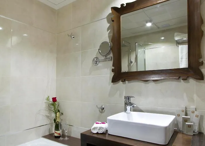 Hotel Moon Dreams - Adults Recommended